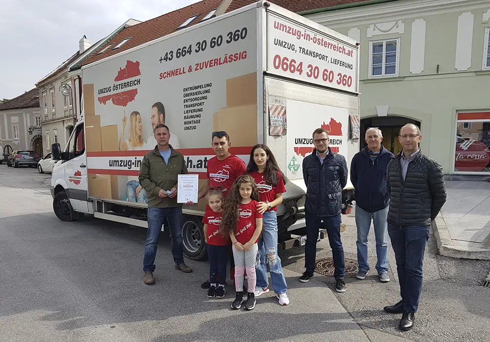 Umzug Österreich - Andreas Babler mit Familie Papikyan